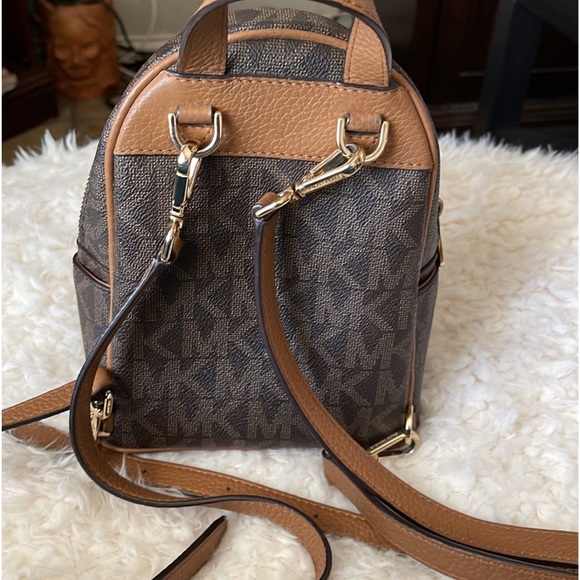 Michael kors small backpack - Picture 2 of 10